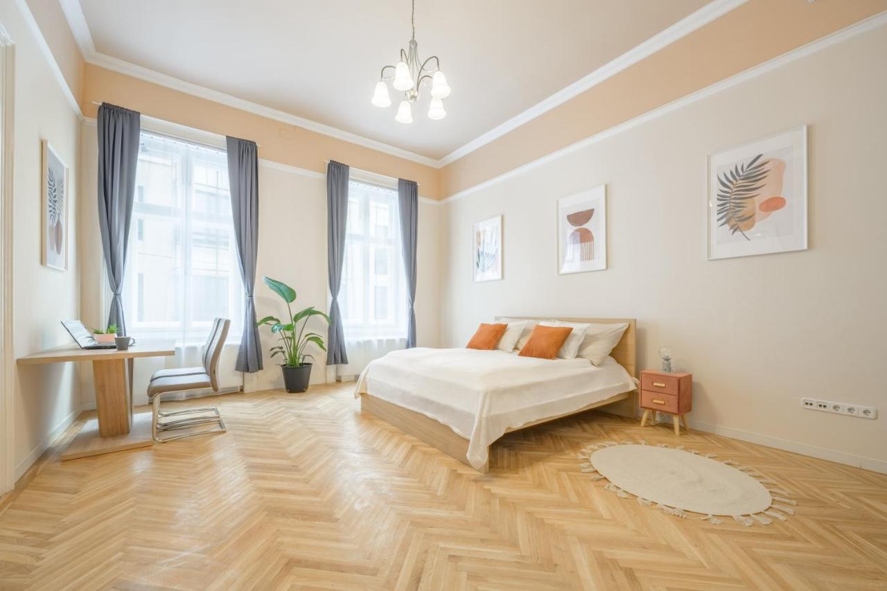 Best Seasons Andrassy Budapest Exterior photo