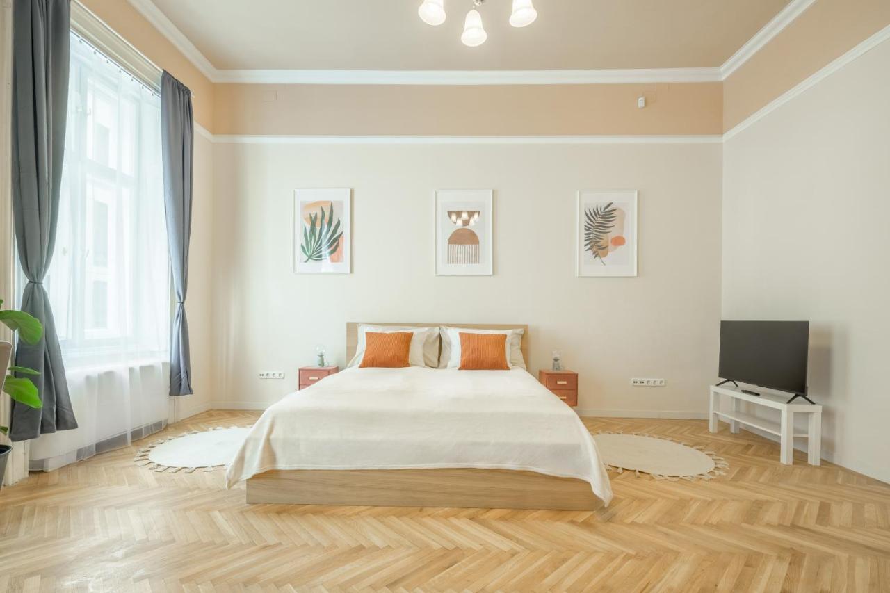 Best Seasons Andrassy Budapest Exterior photo